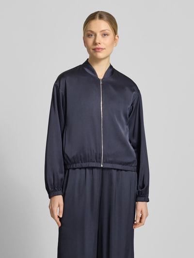 Frauenmodel trägt Blouson mit Stehkragen und Reißverschluss von comma, dunkelblau, Material-Mix mit Viskose, Regular Fit, Ganzkörperansicht von vorne.