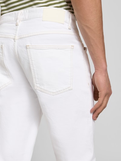 Männermodel trägt Straight Fit Jeans mit Stretch-Anteil von Closed in Weiß, Baumwoll-Elasthan-Mix, 5-Pocket, Kontrastnähte, Ganzkörperansicht Rückansicht.