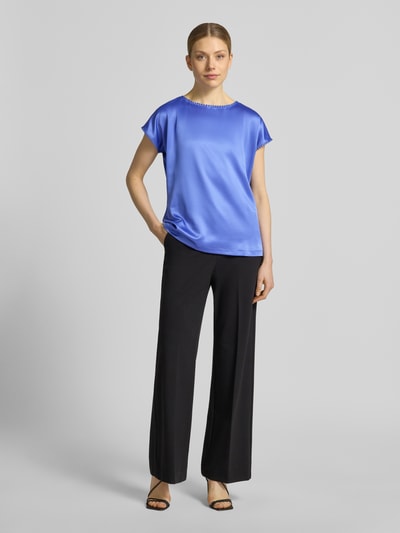 Frauenmodel trägt T-Shirt aus Satin mit Häkelspitze von Christian Berg Woman in Blau mit Rundhalsausschnitt, Regular-Fit, Rückenlänge 63 cm bei Größe 36, Ganzkörperansicht von vorne.