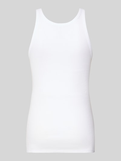 Produktfoto, weißes Feinripp-Unterhemd mit Rundhalsausschnitt von Schiesser aus reiner Baumwolle im Slim Fit, glatt texturiert.