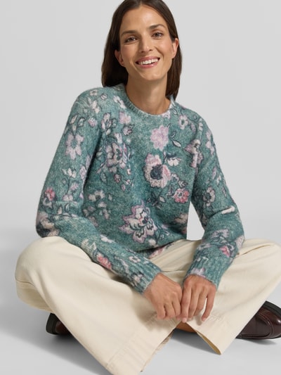 Vrouwenmodel draagt Relaxed Fit Strickpullover met Leinen-Anteil van Christian Berg Woman, elastische materiaalmix met linnen, ribboorden, bies, lange mouw, ruglengte maat S 57 cm, mouwlengte maat S 62 cm, meerkleurig met bloemenprint, textuurzacht, Ganzkörperansicht van voren.
