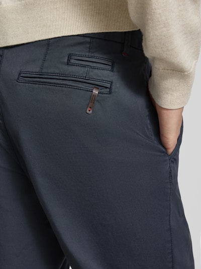 Männermodel trägt Hose mit Gesäßtaschen Modell 'WOOD' von Cinque, Baumwoll-Elasthan-Mix, Slim Fit, Nahaufnahme Gesäßtasche.