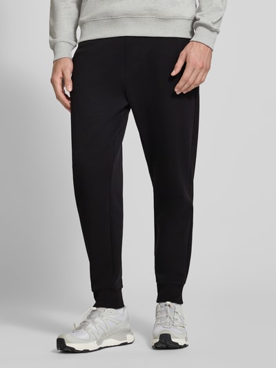 Männermodel trägt schwarze Regular Fit Sweathose aus Baumwoll-Mix Modell 'C-Locsin 01' von BOSS, Herren Sweathose, Nahaufnahme Unterkörper.