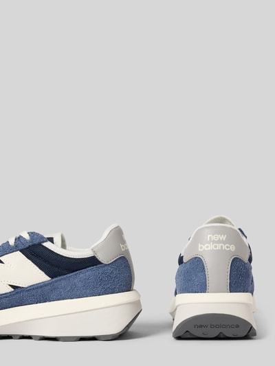 Produktfoto, Sneaker mit Label-Details Modell 'U370' von New Balance in Blau und Weiß, abgerundete Form, strukturierte Sohle, Damen, Schnürung, Absatzhöhe 5 cm, Schafthöhe 7 cm, Schaftweite 7 cm