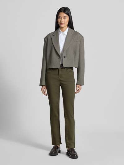 Frauenmodel trägt olivgrüne Regular Fit Gerade Hose aus Lyocell-Mix von Brax, glatte Textur, Ganzkörperansicht von vorne.