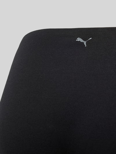 Frauenmodel trägt Slip mit elastischem Bund von PUMA im Baumwoll-Elasthan-Mix mit körpernaher Passform, Nahaufnahme Oberkörper.