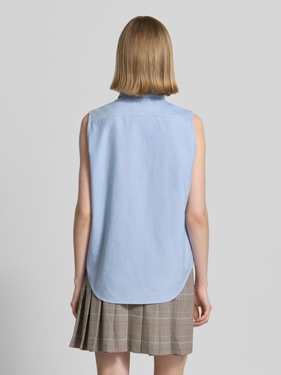Vrouwenmodel draagt Relaxed Fit Hemdbluse aus reiner Baumwolle van Polo Ralph Lauren, look: effen, relaxed fit, overhemdkraag, gestikt logo, V-hals, eenrijige knoopsluiting, mouwloos, oxford, puur katoen. Ganzkörperansicht Rückansicht.