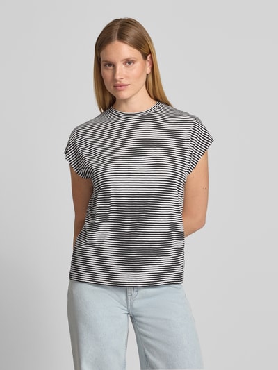 Vrouwenmodel draagt Loose Fit T-Shirt aus reiner Baumwolle van Armedangels in tweekleurige look met gestreept motief, jersey materiaal, label patch, logostitching, ronde hals, mouwloos, puur katoen, Ganzkörperansicht van voren.