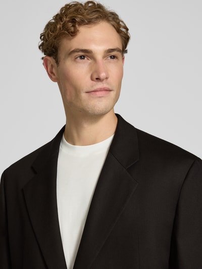 Mężczyznamodel nosi marynarkę Modern Fit Sakko aus Lyocell-Baumwoll-Mix Modell 'Ulan251F3X' von HUGO w kolorze czarnym, gładka tekstura, zbliżenie na górną część ciała, marynarka HUGO