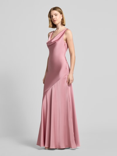 Frauenmodel trägt Abendkleid mit Wasserfall-Ausschnitt und breiten Trägern von Mascara aus Satin, Maxikleid, Körpernaher-Schnitt, Rückenreißverschluss, Ganzkörperansicht von vorne.
