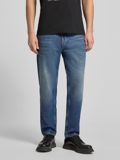 Męski model nosi Relaxed Fit Jeans aus reiner Baumwolle Modell 'HUGO 838' od HUGO, niebieski denim, 5 kieszeni, widok całej sylwetki z przodu.