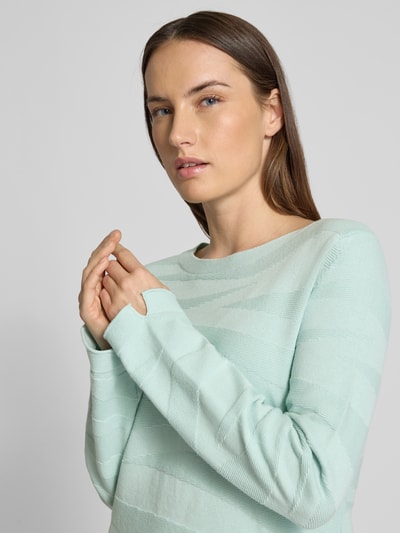 Vrouwenmodel draagt Regular Fit Pullover aus reiner Baumwolle van Tom Tailor in mintgroen met structuur, crew neck, fijngebreid katoen, lange mouwen, rolzoom, uniek patroon, detailopname bovenlichaam.