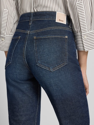 Frauenmodel trägt Straight Fit Jeans aus Baumwoll-Mix Modell 'MADISON S' von Brax in Dunkelblau mit sichtbarer Struktur, Nahaufnahme Rückansicht, Damen Straight Fit Jeans von Brax.