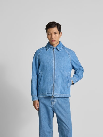 Männermodel trägt Regular Fit Jeansjacke mit Umlegekragen von Closed, Reine Baumwolle, Eingrifftaschen, Zweiwege-Reißverschluss, Ganzkörperansicht von vorne.