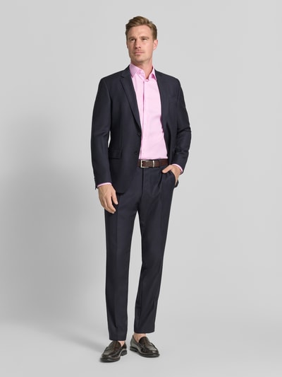 Männermodel trägt Regular Fit Business-Hemd mit Strukturmuster und Kentkragen von Christian Berg Men in Rosa, Ganzkörperansicht von vorne. Strukturmuster, reine Baumwolle, Rückenlänge 78 cm, Schulterbreite 46 cm, Ärmellänge 65 cm.