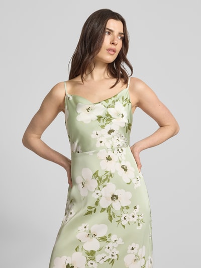 Frauenmodel trägt Midikleid im Allover-Look Modell 'RAVENNA' von Vila aus Satin mit Wasserfall-Ausschnitt und Spaghettiträgern, Nahaufnahme Oberkörper.