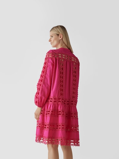 Devotion Knielanges Kleid mit Lochstickmuster Fuchsia 5