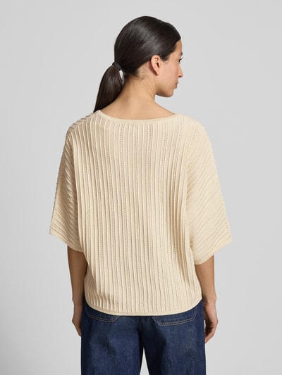 Frauenmodel trägt Strickshirt mit V-Ausschnitt Modell 'MOBBE' von B.Young, Relaxed-Fit, Baumwoll-Viskose-Mix, cremefarben, Ganzkörperansicht Rückansicht.