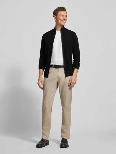 Männermodel trägt Strickjacke mit Reißverschluss von MCNEAL, Reine Baumwolle, Slim-Fit, Gerippte-Abschlüsse, Stehkragen, Ganzkörperansicht von vorne.