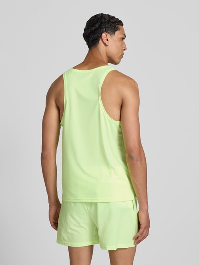 Männermodel trägt Tanktop mit Logo und Rundhalsausschnitt von New Balance in Regular-Fit, Rückenlänge bei Größe M 66 cm, Ganzkörperansicht Rückansicht.