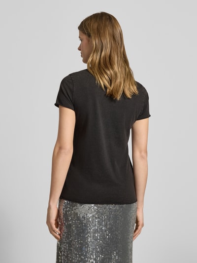 Modelka kobieca nosi Regular Fit T-Shirt aus reiner Baumwolle Modell 'LUCY' od ONLY, jednolity kolor, dżersej, okrągły dekolt, krótki rękaw, zrolowane brzegi, nadruk z motywem, damski t-shirt, widok całej sylwetki od tyłu.