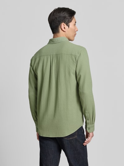 Männermodel trägt Relaxed Fit Freizeithemd aus reiner Baumwolle von Tom Tailor Denim, Optik: Unifarben, Ganzkörperansicht Rückansicht.