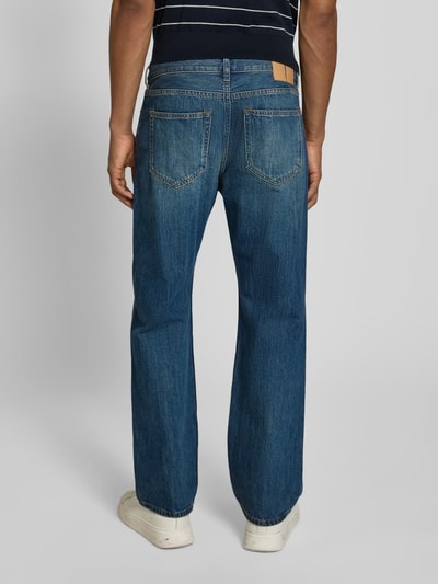Mężczyznamodel nosi jeansy Wood Wood Jeans im Used-Look Modell 'Type 2' z efektem znoszenia, czysta bawełna, krój relaxed fit, szerokość w rozmiarze 32/32: 43 cm, długość wewnętrzna nogawki: 77 cm, widok całej sylwetki od tyłu