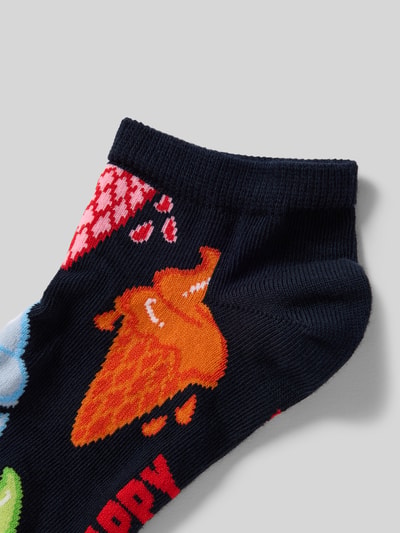 Produktfoto, Sneakersocken mit Stretch-Anteil Modell 'ICE CREAM' von Happy Socks, buntes Eiscreme-Design, Elastischer-Material-Mix mit Baumwoll-Anteil, elastisches Rippenbündchen, Label-Detail.