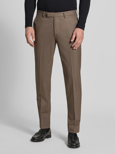 Männermodel trägt Straight Fit Hose mit Schurwoll-Anteil Modell 'Totti' von CINQUE in Braun, Bügelfalten, Ganzkörperansicht von vorne.