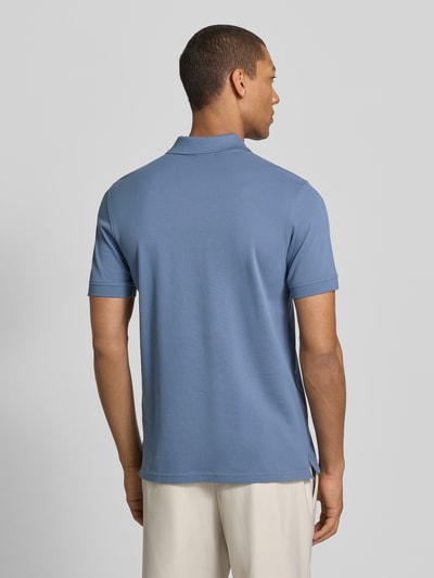 Mannelijk model draagt Regular Fit Poloshirt met Stitching van Christian Berg Men, blauwe katoen, comfortabele regular fit, ruglengte 70 cm, geheellichaamsaanzicht achteraan.