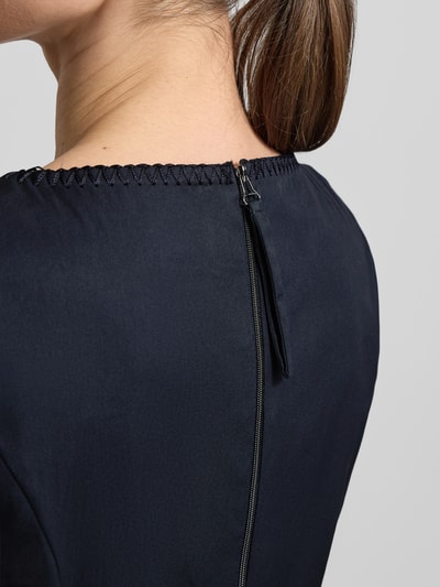 Frauenmodel trägt Midikleid mit Rundhalsausschnitt von ROBE LÉGÈRE in Dunkelblau, Baumwoll-Mix mit Stretch, Detailaufnahme Rückenansicht.
