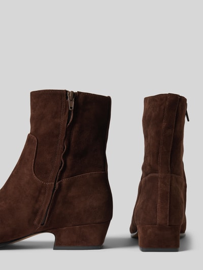 Productfoto, Stiefeletten mit Blockabsatz Modell 'Dusty' van Steve Madden in bruin suède met siernaden, ritssluiting, gladde zool, hakhoogte 4 cm, schachthoogte 18 cm, schachtbreedte 12 cm