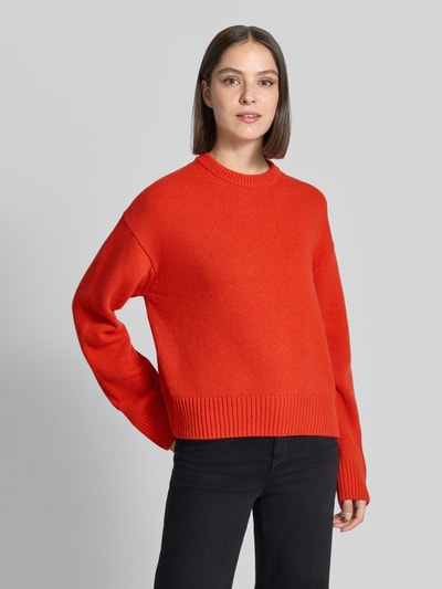 Vrouwenmodel draagt Relaxed Fit Strickpullover aus Schurwolle-Kaschmir-Mix van Lanius in helder oranje, ribboorden, losse pasvorm, glad gebreid, Dames, Ruglengte maat 36: 56 cm, Mouwlengte maat 36: 57 cm, Ganzkörperaanzicht van voren.