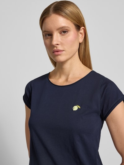 Frauenmodel trägt Regular Fit T-Shirt mit Motiv-Stitching von Christian Berg Woman in Dunkelblau aus Reine Baumwolle, Rundhalsausschnitt, Rückenlänge bei Größe S 62 cm, Nahaufnahme Oberkörper.