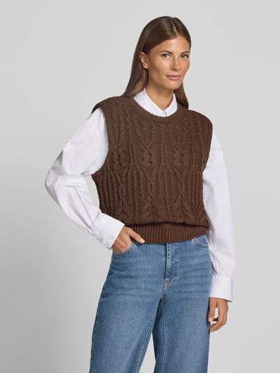 Frauenmodel trägt Pullunder mit Zopfmuster Modell 'Marisela' von MSCH Copenhagen, braun, Baumwoll-Mix, Regular Fit, Ganzkörperansicht von vorne.