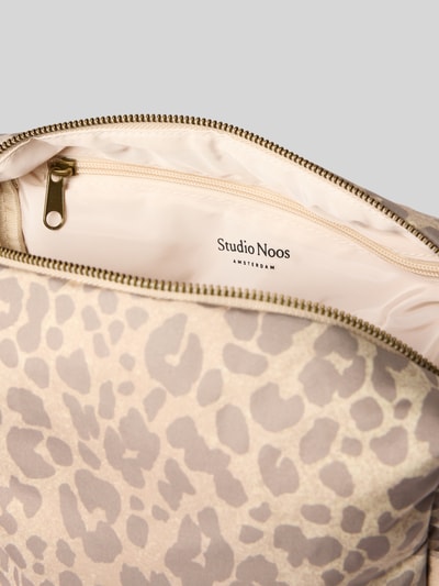 Produktfoto, Kosmetiktasche mit Allover-Animal-Print Modell 'Puffy' von STUDIO NOOS, beige-braune Muster, Hauptfach mit Reißverschluss, Reißverschlussfach auf der Innenseite