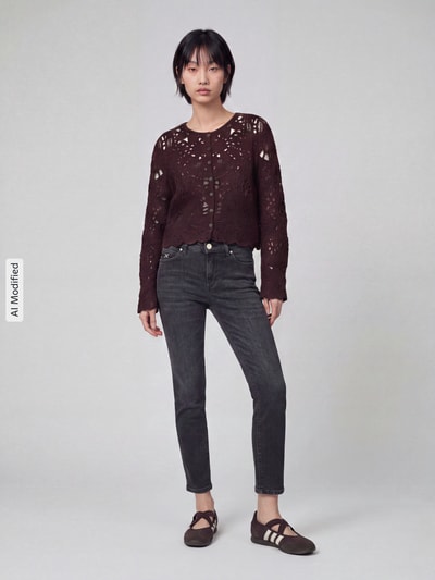 Kobieta modelka nosi ciemnoszare jeansy o kroju slim fit z mieszanki bawełny Slim Fit Jeans aus Baumwoll-Mix Modell 'PIPER SHORT' od CAMBIO, moda damska, pełny widok z przodu, obraz zmodyfikowany przez AI, KI-modifiziertes Bild.