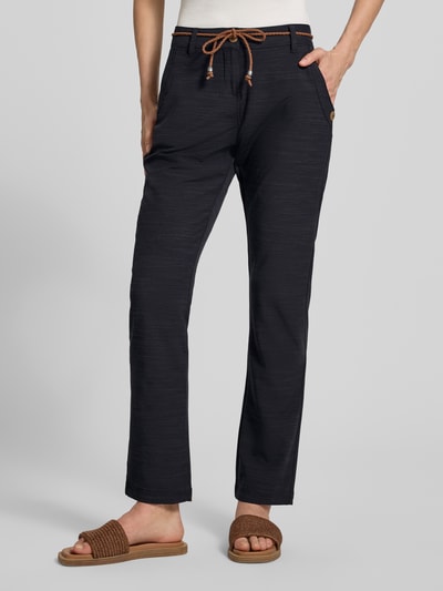 Frauenmodel trägt Stoffhose mit Bindegürtel und Eingrifftaschen von G.I.G.A. DX, Baumwoll-Mix mit Stretch-Anteil, Straight Fit, Nahaufnahme Oberkörper