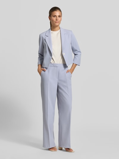 Frauenmodel trägt Regular Fit Weite Hose mit Bügelfalten von s.Oliver BLACK LABEL, Optik: Unifarben, Materialverarbeitung: Twill, Ganzkörperansicht von vorne.