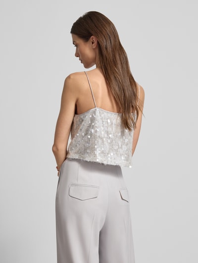 Frauenmodel trägt Cropped Trägertop mit Pailettenbesatz - curated by Vicky Heiler von SIC, silberfarben mit Spaghettiträgern, Rückenansicht, ganzkörper.