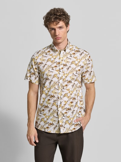 Männermodel trägt Regular Fit Freizeithemd mit Button-Down-Kragen von bugatti, Allover-Look, Reine Baumwolle, Nahaufnahme Oberkörper.