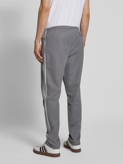 adidas Originals Regular Fit Sweatpants mit Label-Stitching Modell 'CLASSIC' Dunkelgrau 5