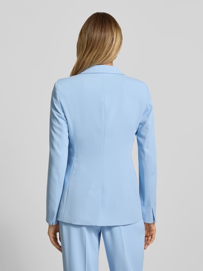 Frauenmodel trägt Blazer mit Reverskragen und Pattentaschen von Jake*s Cocktail in Hellblau, tailliert, Material-Mix mit Stretch, Ganzkörperansicht Rückansicht.