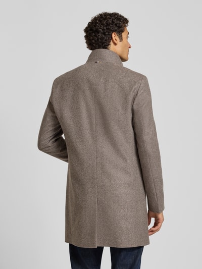 Männermodel trägt Regular Fit Kurzmantel aus Woll-Mix Modell 'H-HYDE' von BOSS mit Fischgrätenmuster in Braun, Ganzkörperansicht Rückansicht.