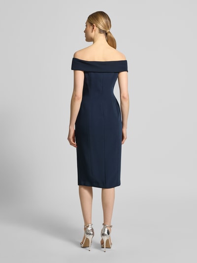 Frauenmodel trägt eng anliegendes Cocktailkleid mit Carmen-Ausschnitt Modell 'WOVEN-BODYCON-DRESSES' von Lauren Ralph Lauren in Unifarbe, knielang, Spaghettiträger, Ganzkörperansicht Rückansicht.