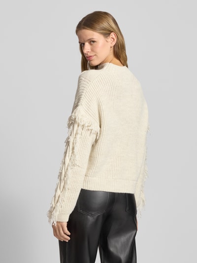Only Sweter z dzianiny o kroju regular fit z frędzlami model ‘HOLLY’ Złamany biały 5