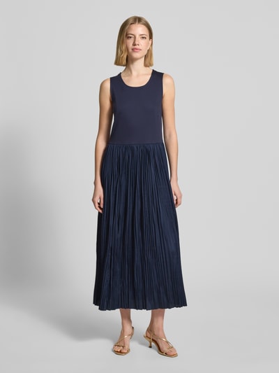 Frauenmodel trägt Midikleid im 2-in-1-Look mit Rundhalsausschnitt von ROBE LÉGÈRE aus Reine Baumwolle, Gerader-Schnitt, Falten, dunkelblau, Rückenlänge bei Größe 36: 127 cm, Brustweite bei Größe 36: 41 cm, Ganzkörperansicht von vorne.