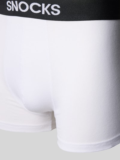 Männermodel trägt Trunks mit Logo und elastischem Bund im 2er-Pack von Snocks, Baumwoll-Elasthan-Mix, körpernahe Passform, Nahaufnahme Oberkörper.