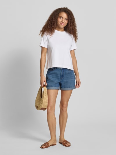 Frauenmodel trägt Regular Fit Shorts im 5-Pocket-Design Modell 'Miley' von Noisy May aus Reine Baumwolle in Blau, Ganzkörperansicht von vorne. Damen Shorts mit Knopf- und Reißverschluss, Bundweite 38 cm, Innenbeinlänge 11 cm bei Größe S.
