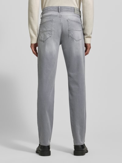 Männermodel trägt Straight Fit Jeans mit 5-Pocket-Design Modell 'Cadiz' von Brax, hellgrauer Baumwoll-Lyocell-Mix, Ganzkörperansicht Rückansicht.